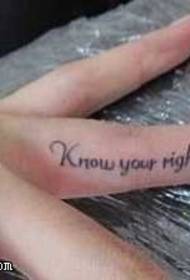 Jednoduchý a svieži anglický vzor tetovania