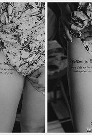 女孩腿的美麗小字母紋身圖案