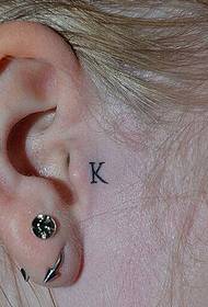 Енглеско слово К тетоважа поред десног уха