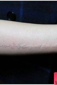 Electrocardiograma blanc de moda de braç de nena amb patró de tatuatge de lletres