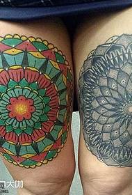 Patrón de tatuaje de tótem de flor de espina de pierna