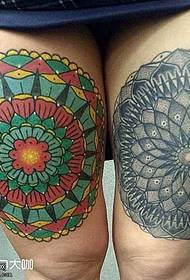 Lule gjembi me këmbë modeli i tatuazheve totem