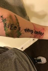 Braccio da ragazzo su linea nera corpo di fiore letterario creativo Immagine inglese del tatuaggio dell'inchiostro della spruzzata dell'acquerello