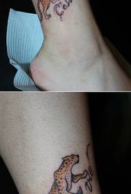 Ragazze gambe leopardo chjucu cù mudellu di tatuaggi di carta