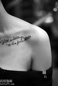 Il torace è un modello di tatuaggio inglese di personalità molto fresca