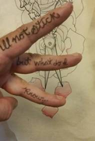 Мушки студент прст на црној једноставној црти смисленој слици енглеске речи тетоважа