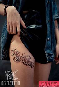 Modello bellissimo tatuaggio a forma di fiore per gambe di ragazze