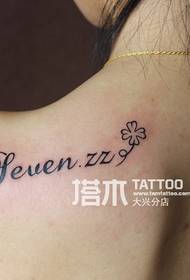 Женские плечи, четырехлистный клевер, английская татуировка