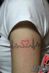 Ko te ringa o te kotiro me tetahi tauira electrocardiogram me te ahua tattoo aroha