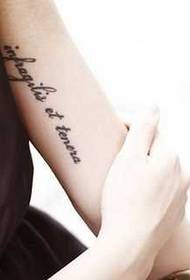 Bellissimo modello di tatuaggio inglese