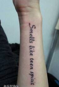 Majhen in svež angleški vzorec tatoo