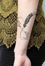 O brazo da rapaza no símbolo infinito negro palabra inglesa e tatuaxe de plumas