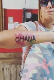 Lengan gadis dicat pada garisan geometri dakwat Gambar tato perkataan Inggeris