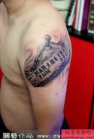 Braccio in legno con motivo a tatuaggio
