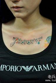 Груди дівчини красиві татуювання англійського алфавіту татуювання