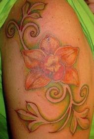 На рамену обојени наранџасти облик тетоваже орхидеја