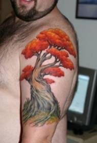 Lengan lelaki dicat lukisan cat gambar kreatif tatu pohon sastera