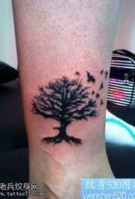 Нога црно дрво птица тотем тетоважа узорак