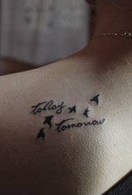 Плечи девушки с красивым рисунком татуировки птичка