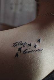 Patrón de tatuaje de pajarito agradable hombros de niña