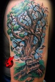 Realistiskt träd med stor arm och tatuering med inskription