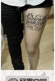 Vilinošas tautas skaistumkopšanas kājas strēlīgi burtu tetovējuma raksts