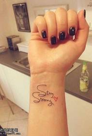 Bellissimo e bellissimo disegno del tatuaggio inglese sul polso