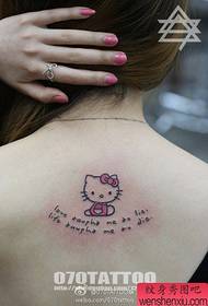 Лепа мачка леђа девојке с узорком тетоваже слова