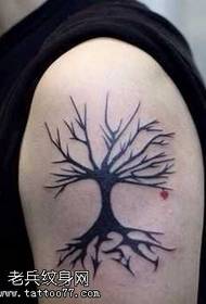 Wzór tatuażu ramię drzewa