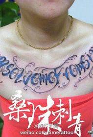 Patrón clásico feminino de tatuaxe de flor no peito