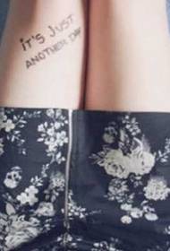 Patrón de tatuaje inglés simple en las piernas