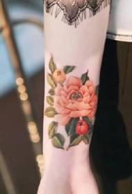Červený kvet tetovanie: krásna sada červenej pivonky a iných kvetinových vzorov tetovania