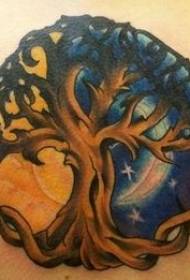 Sole colorato con modello di tatuaggio luna e albero