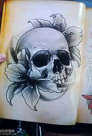 Motivo tatuaggio giglio libellula