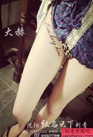 Красивые женские ножки с красивыми цветочными татуировками
