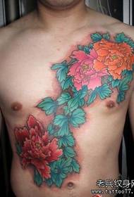 Vyro krūtinėje gražus bijūnų gėlių tatuiruotės modelis