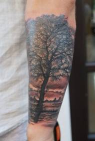 Muški krak realističan uzorak velike tetovaže stabla