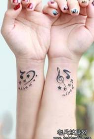 Kijito cha msichana mdogo na mfano wa picha ya tatoo ya alama ndogo