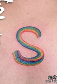 un colorato tatuaggio con alfabeto inglese sul retro