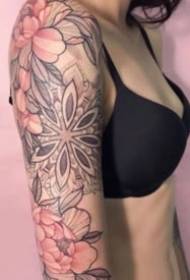 Egy pár gyönyörű tetoválás kép sima virágokkal és rózsaszín