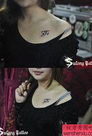 Patrón de tatuaje de letra pequeña y clara en el pecho de la niña