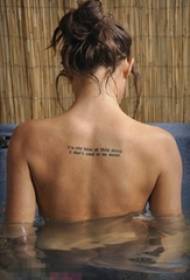 Zwarte eenvoudige persoonlijkheid Engelse korte zin tattoo-afbeelding op de achterkant van het meisje