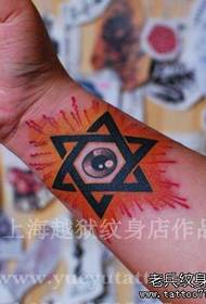 男生手臂一幅六芒星与眼睛纹身图案