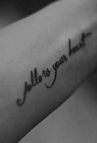 Un modello di tatuaggio inglese all'interno del braccio