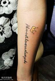 Beso koroaren letra tatuaje eredua