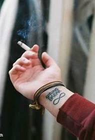 Modello di tatuaggio di carattere inglese braccio