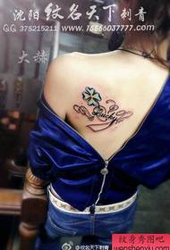 Mooie schouders en mooi uitziende klavertje vier met lettertattoopatroon