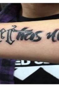 Braccia del ragazzo sull'immagine nera creativa del tatuaggio del corpo di fiore di Gray Sketch Sting Tips del nero