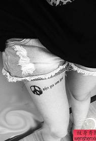 Símbolo anti-guerra das pernas de nena con patrón de tatuaxe de letras
