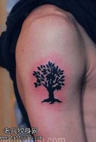 Patrón de tatuaje de tótem de árbol de brazo